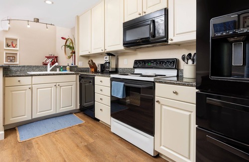 Solana Beach Condo | Relaxing Beachside Getaway 2BR/2.5BA w/A/C Split system!