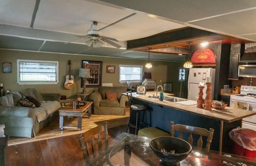 Horseshoe Lake Cabin | Relaxing Cabin 30 mins from Downtown Memphis with King Bed at Horseshoe Lake