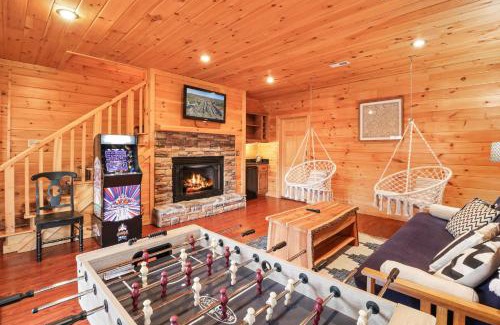 Blue Ridge Ski Chalet | Relaxing Cabin near Bear Claw Vineyard, Hot Tub, Game Room, Pet Friendly, sleeps10