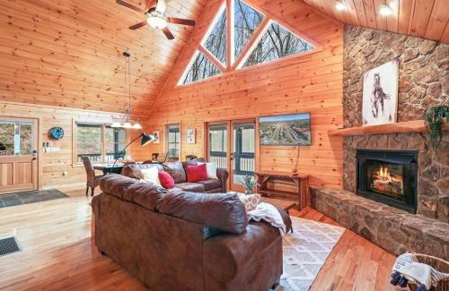 Blue Ridge Ski Chalet | Relaxing Cabin near Bear Claw Vineyard, Hot Tub, Game Room, Pet Friendly, sleeps10