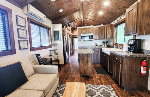 Staples Cabin | Relaxing Cabin near the San Marcos River!