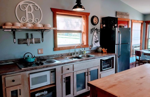 Vienna Cabin | Relaxing Cabin Retreat with Firepit and Large Party Deck