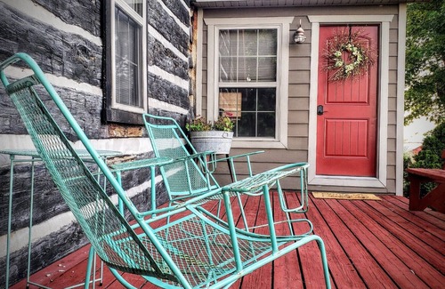 Vienna Cabin | Relaxing Cabin Retreat with Firepit and Large Party Deck