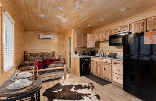 Bluff City Cabin | ⚡️ Relaxing Cabin studio, in ❤️ of the Tri Cities.