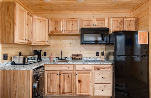 Bluff City Cabin | ⚡️ Relaxing Cabin studio, in ❤️ of the Tri Cities.