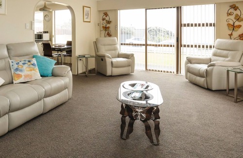 New Plymouth Apartment | Relaxing Central and Seaview Holiday