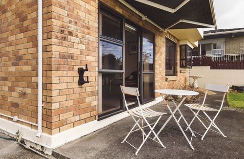 New Plymouth Apartment | Relaxing Central and Seaview Holiday