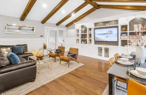 East Gwillimbury House | Relaxing Chalet Retreat at Sharon, ON
