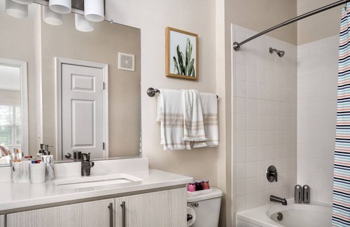 Lansdowne Apartment | Relaxing, Comfy, Pet Friendly 2/2 Apartment w/ Gym