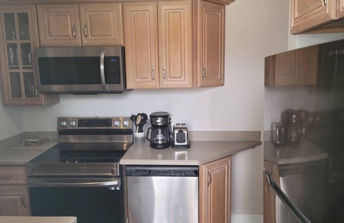 Eastside Condo | Relaxing Condo in Beautiful Downtown Savannah with POOL!
