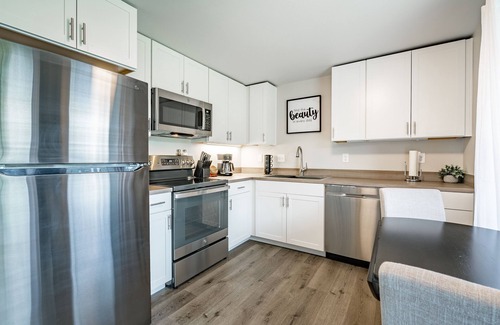 Birch Bay Condo | Relaxing Condo in BirchBay w KBed & Hot Tub - 106
