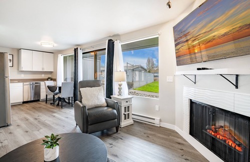 Birch Bay Condo | Relaxing Condo in BirchBay w KBed & Hot Tub - 106