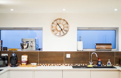 Illogan House | Relaxing Cornish Bliss with Hot Tub & Log Burner close to Beach & Country Walks
