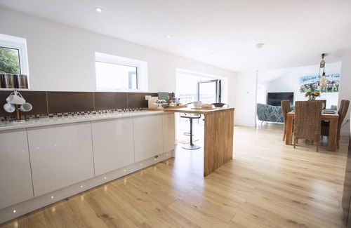 Illogan House | Relaxing Cornish Bliss with Hot Tub & Log Burner close to Beach & Country Walks