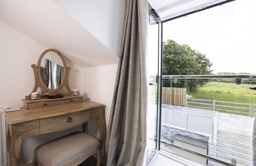 Illogan House | Relaxing Cornish Bliss with Hot Tub & Log Burner close to Beach & Country Walks