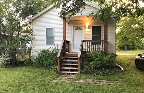 Pontiac House | Relaxing Cottage by the Lake and Parking
