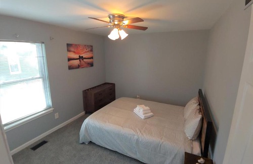 Pontiac House | Relaxing Cottage by the Lake and Parking