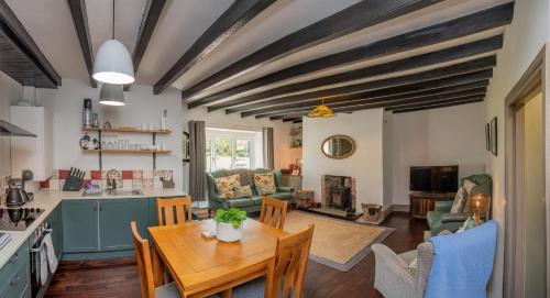 Newton Aycliffe House | Relaxing Cottage Escape - Pub - Fire - King Size Bed