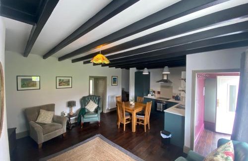 Newton Aycliffe House | Relaxing Cottage Escape - Pub - Fire - King Size Bed