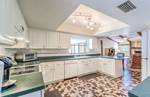 Fish Hawk Other | Relaxing Country Farmhouse with Hot Tub and Goats Sleeps 12