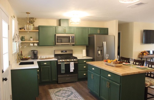 Oil City House | Relaxing country home 2 minutes from Caddo Lake! Pet Friendly!