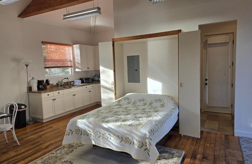 Poway House | Relaxing Countryside Resort Guest House