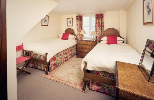 Harewood End House | Relaxing Countryside Retreat with Garden & Parking