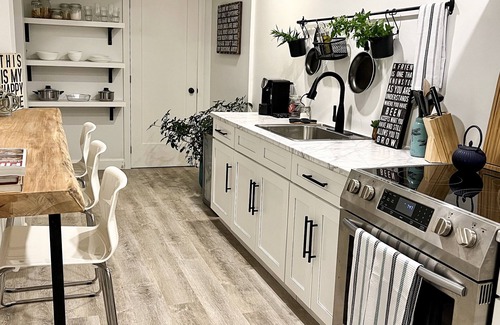 Central Elgin Apartment | Relaxing Erie Rest Retreat- water views- 2 min walk to the beach!