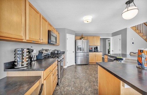 Seven Hills House | Relaxing Escape: HotTub, Gameroom, Large Living Room, EV, BBQ, Yard; Pets OK