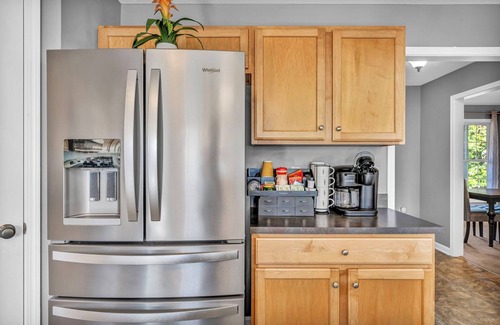 Seven Hills House | Relaxing Escape: HotTub, Gameroom, Large Living Room, EV, BBQ, Yard; Pets OK