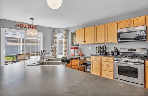 Seven Hills House | Relaxing Escape: HotTub, Gameroom, Large Living Room, EV, BBQ, Yard; Pets OK