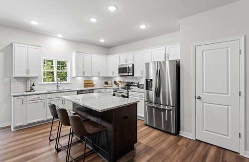 Mineral House | Relaxing Family Getaway - Fire pit, Game Room, Water Toys, Beach, Pool, & Tennis