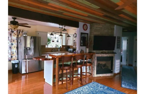 Jackson House | Relaxing Family Home with Hot Tub in Historic Jackson