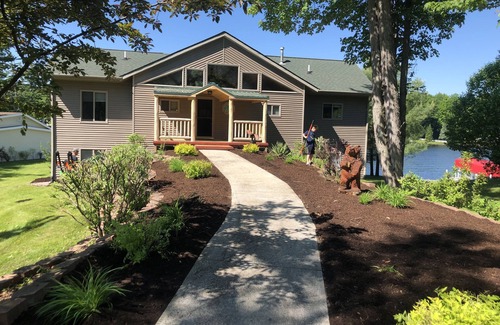 Gladwin House | RELAXING FAMILY RETREAT ON SECORD LAKE