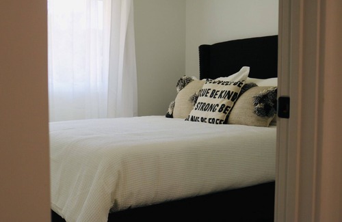 El Cajon House | Relaxing farm stay with mini Donkeys-5 minutes to Casino
