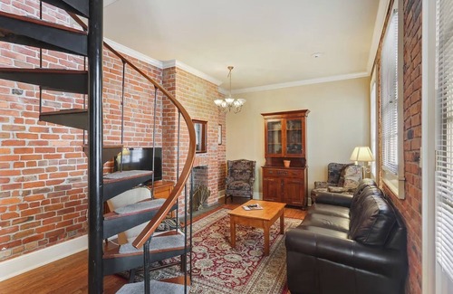 French Quarter Hotel | Relaxing French Quarter Balcony Suite – Steps from Top NOLA Attractions