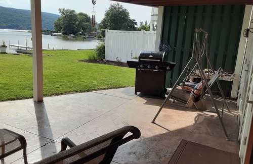 Marietta House | Relaxing, FUN, Comfortable Home on 50 ft. Flat Waterfront. 25 steps to the lake!