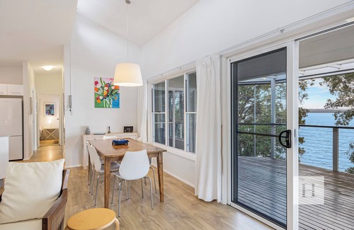 Summerland Point House | Relaxing Getaway - 3 Bed Waterfront Cottage