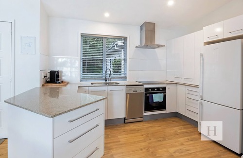 Summerland Point House | Relaxing Getaway - 3 Bed Waterfront Cottage