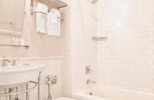 Goose Hollow Hotel | Relaxing Getaway Awaits! 2 Stylish Units, Pet-friendly, Near Japanese Garden!