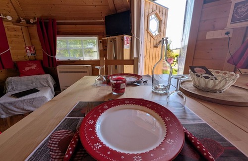Mantoche Cottage | Relaxing getaway in red kota by the Saône
