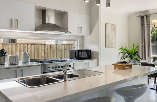 Thornlands House | Relaxing Getaway Near the Bay Stylish & Spacious