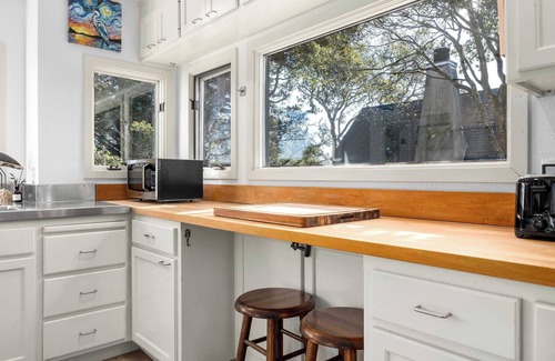 Eastside Santa Cruz House | Relaxing Getaway Overlooking Schwan Lagoon