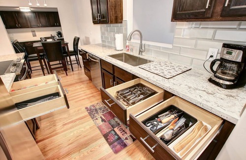 Citrus Heights House | Relaxing getaway with pool, outdoor bar, putting green and pool table