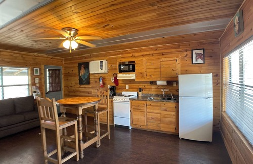 Fredericksburg Apartment | Relaxing Getaway at The Siesta Cabin, Pet Friendly