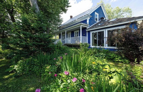 Mauricie House | Relaxing Getaway w/Fireplace | Forest Views, Spa Treatments, & Nature Paths