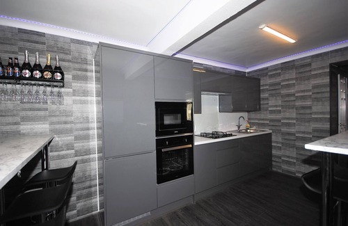 Woodingdean House | Relaxing Getaway With Hot Tub & Sauna Sleeps 6