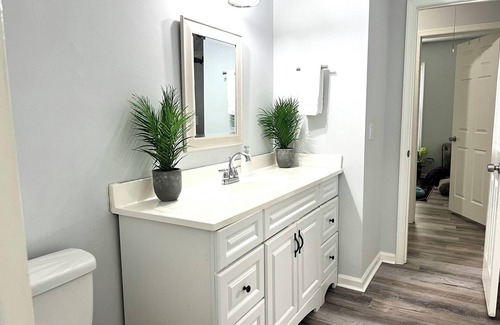 Greensboro House | Relaxing Greensboro Stay With King Bed