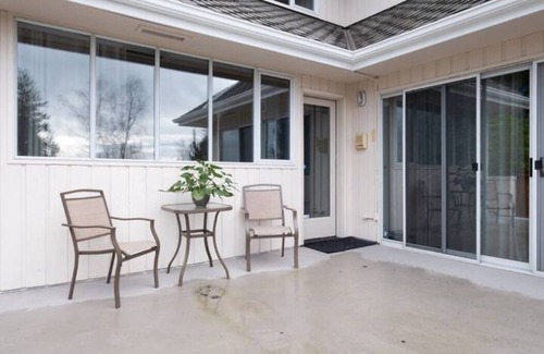Newcastle House | Relaxing Guest Suite with Jacuzzi Tub and TV