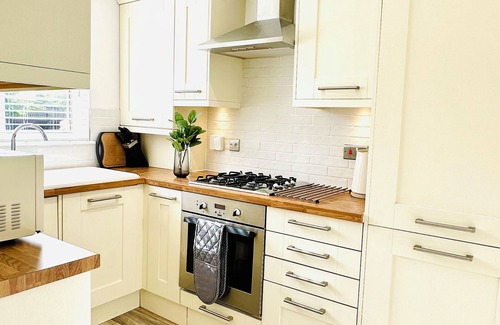 North West House | Relaxing Hideaway: Chic 2RB Townhouse Urban Oasis with Free Parking